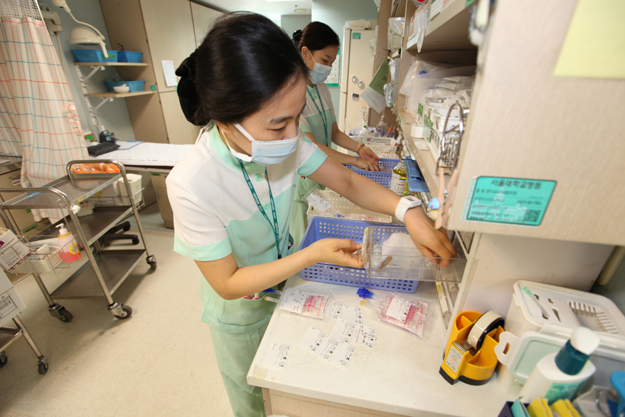 동7병동 : 환아들에게 투약될 약을 간호사가 꼼꼼히 체크합니다.